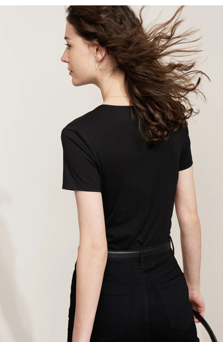 Damen T-Shirt im Minimalismus-Stil mit V-Ausschnitt und dünnem Design