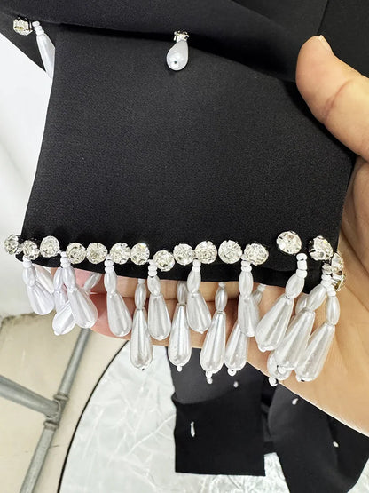 Elegantes ärmelloses Minikleid mit Rundhalsausschnitt und Patchwork-Schal für Damen – figurbetont und stilvoll.