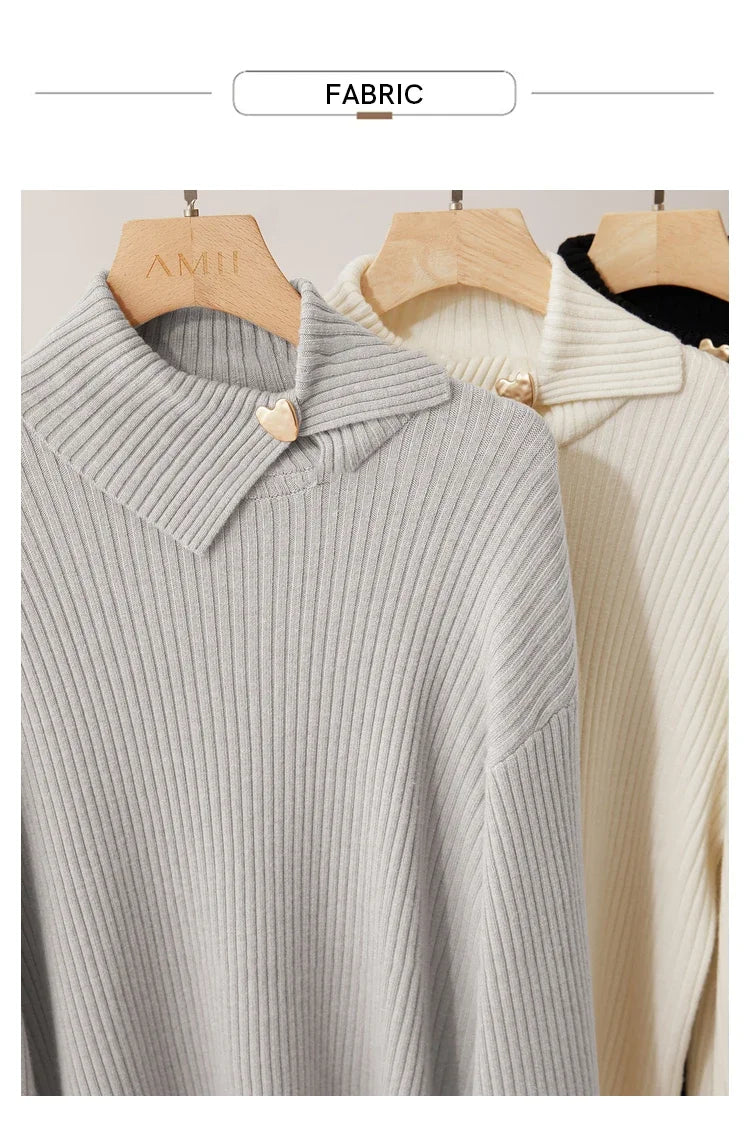 Rippstrick-Pullover mit breitem Kragen und sichtbarer Metallschnalle am Halsausschnitt