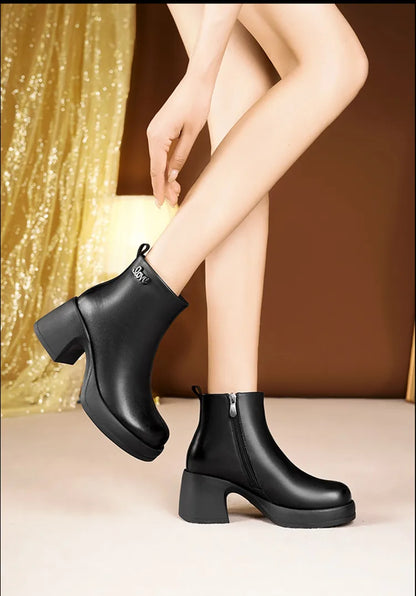 Schwarze Damen-Knöchelstiefelette mit dicken Blockabsatz und rundem Schaft