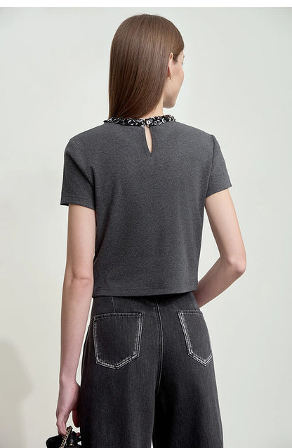 Damen Kurz-T-Shirt im minimalistischen Stil mit elastischen Perlen und Pailletten-Dekoration