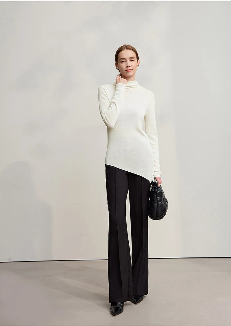 Cremefarbener Damenpullover mit Halb-Rollkragen und asymmetrischem Saum, Vorderansicht