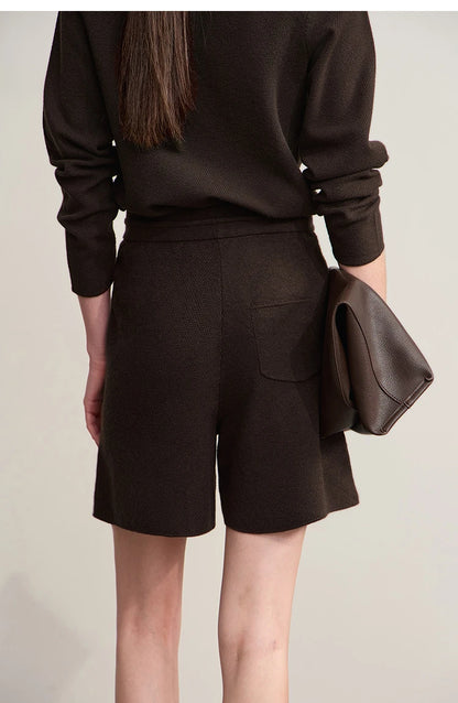 Schwarze Strickshorts mit Bindeband vorne und Seitentaschen