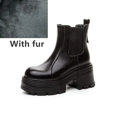 Schwarze Chelsea-Stiefelette mit Fellfutter, dicker Profilsohle und Blockabsatz, elastischer Einsatz.