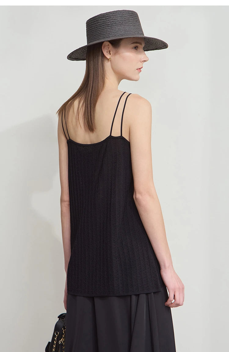 Ärmelloses Stricktop in Schwarz mit schmalen Trägern, Rückansicht mit schmalen Trägern