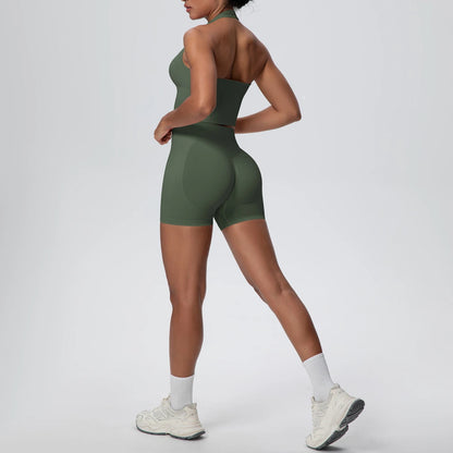 Damen-Yoga-Set in Olivgrün, Profilansicht: Sporttop und hoch taillierte Shorts