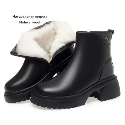 Schwarze Ankle-Boots mit braunem Wollfutter, weißem Innenfutter und Blockabsatz