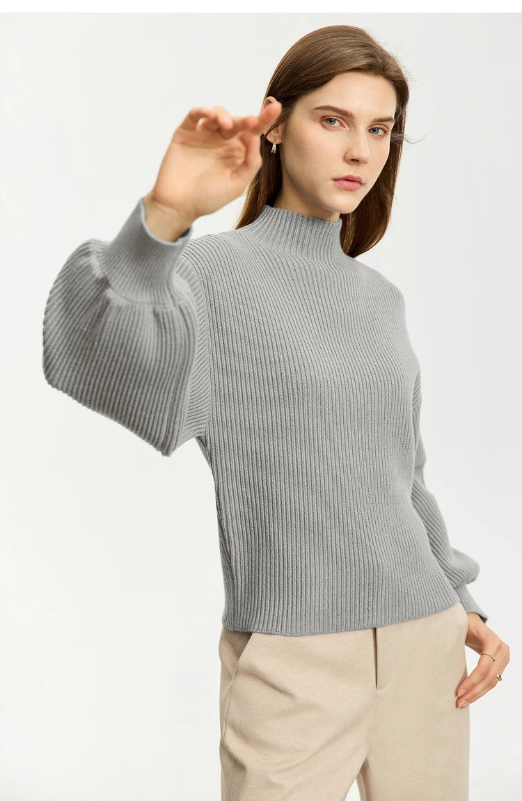 Grau melierter Wollpullover mit Stehkragen, gerippten Bündchen und Laternenärmeln