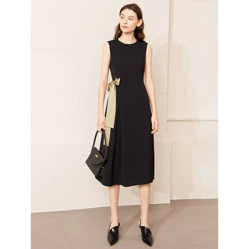 Elegantes Ärmelloses Damenkleid Mit Taillenschnürung Und Kontrastdetail Für Büro