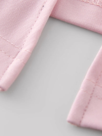 Damen-Bluse in Übergröße mit doppeltem Lagenlook und Puppenkragen, Hohldesign und Stickerei – modisches Sommerhemd für den Arbeitsalltag.