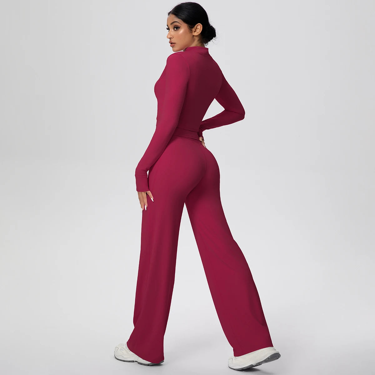 Rotes 3-teiliges Yoga-Lauf-Set von der Seite: Trägertop, Jacke, weite Hose