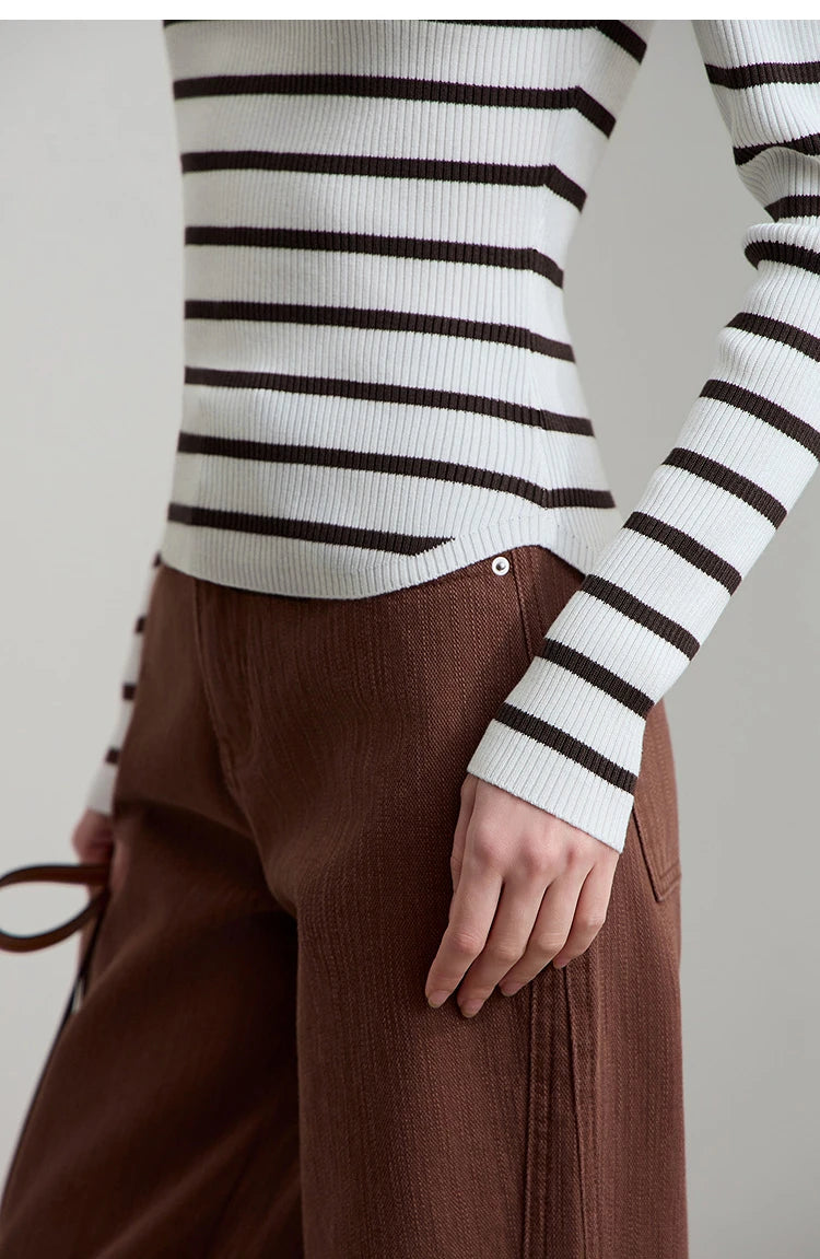 Damenpullover: weiße Strickware mit dunkelbraunen Streifen, Rippenbund und Knopfdetails am Saum