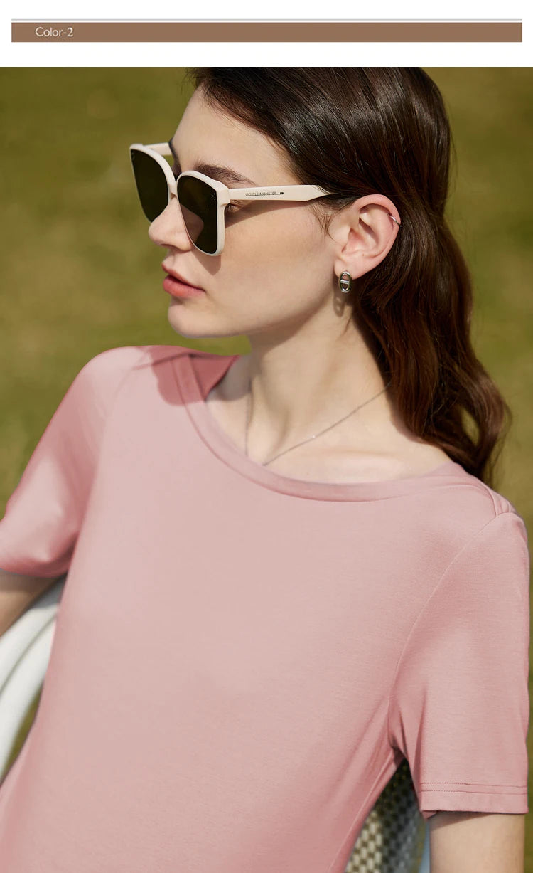 Damen T-Shirt im minimalistischen Stil mit One-Line Kragen und kurzen Ärmeln