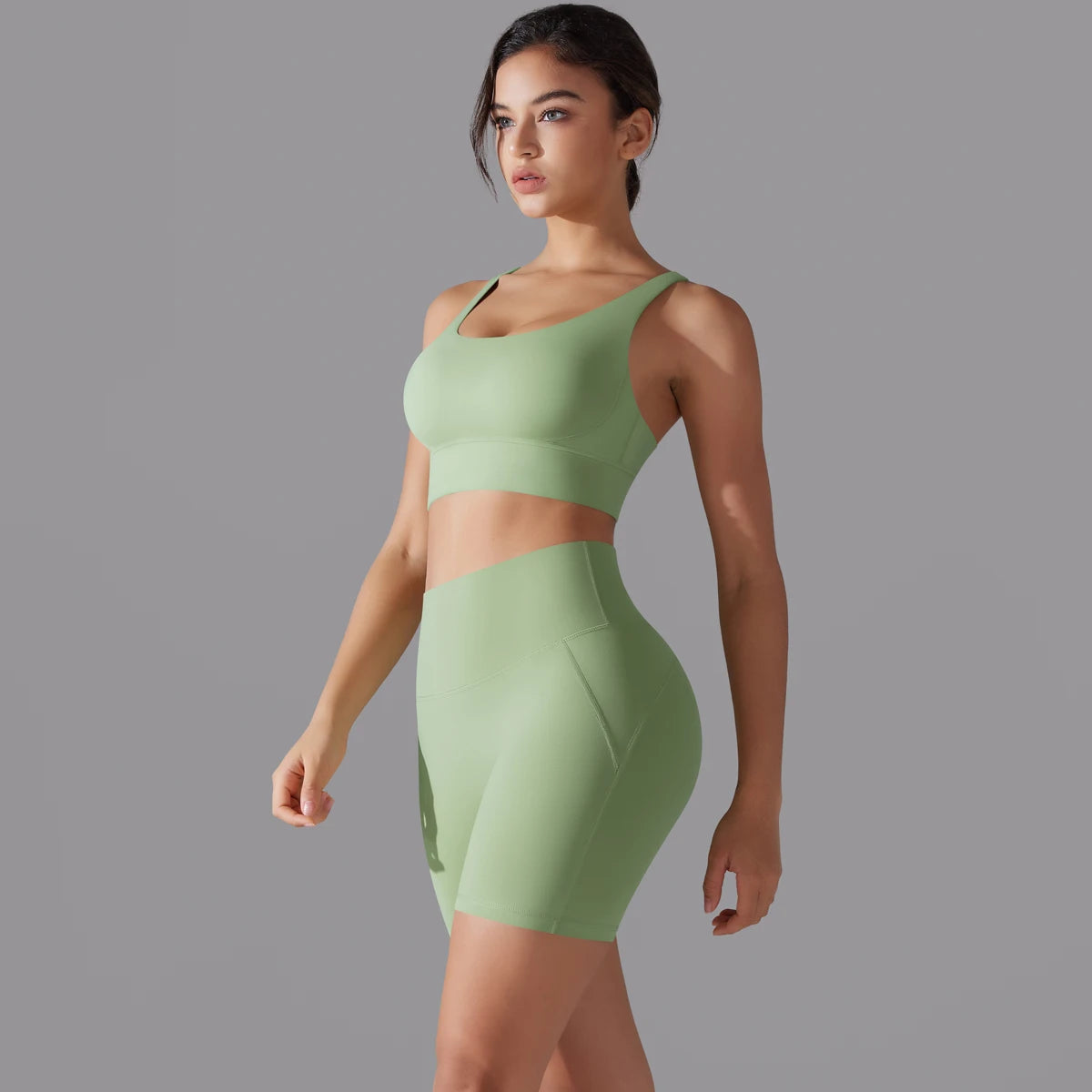 Nahtloses Fitnessset für Damen: avocado-grünes Sporttop mit kurzen Leggings