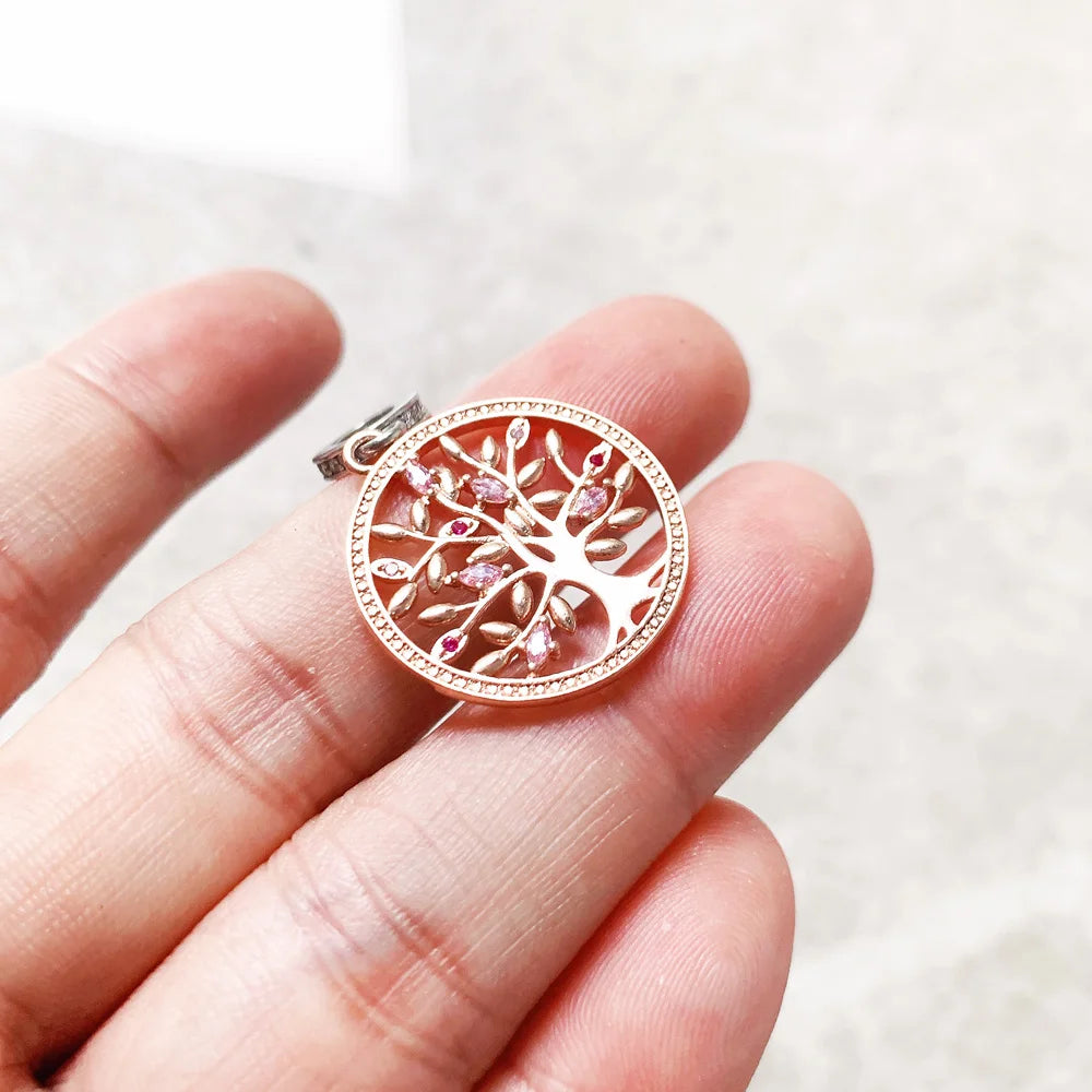 Schmuckanhänger Baum des Lebens, roséfarben, lila Steinchen im Detail, am Finger