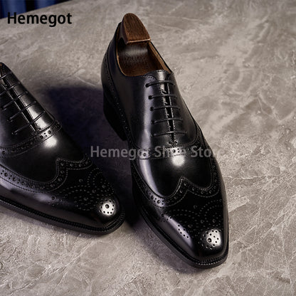 Schwarze Lederschnürschuhe mit Brogue-Reliefs und perforierten Zierlinien