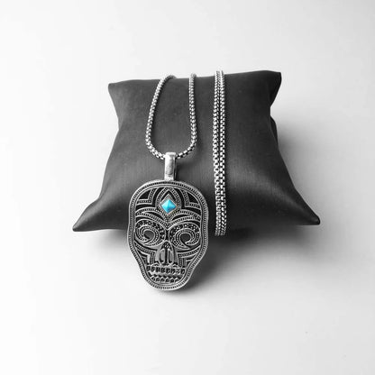 Totenkopf-Anhänger in Sterlingsilber mit blauem Stein auf mehreren Ketten