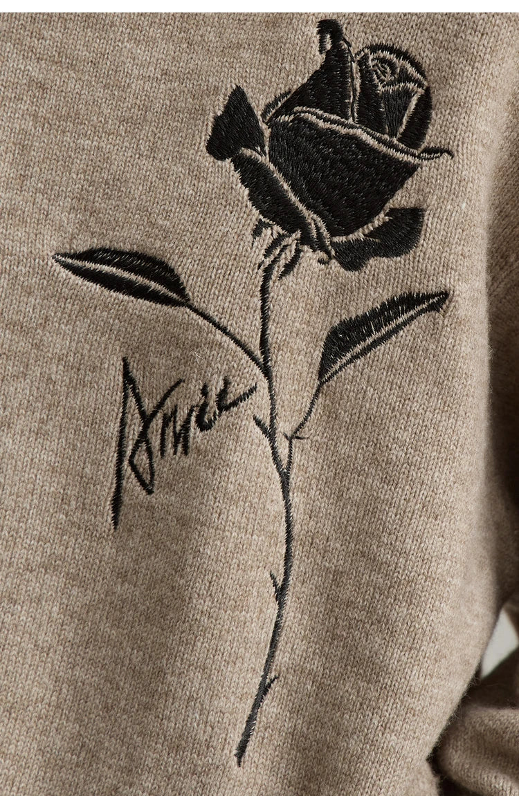 Beiger Strickpullover, Detail: schwarze Rosen- und Blätterstickerei, Langarm