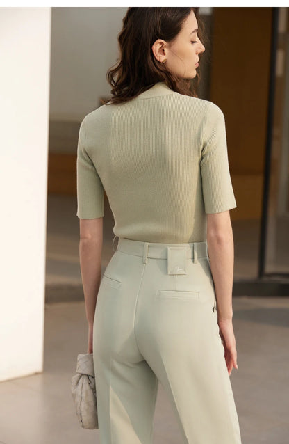Damen T-Shirt im minimalistischen Stil mit V-Ausschnitt und halben Ärmeln