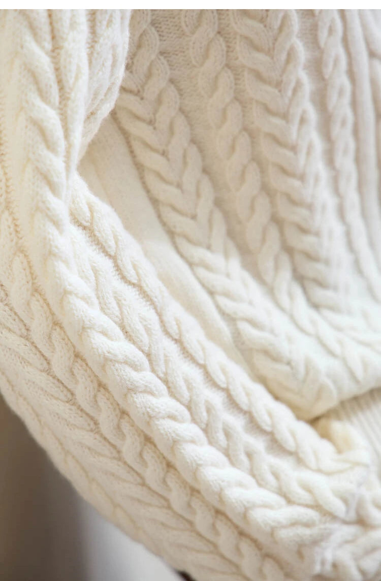 Detailansicht: cremefarbener Strickpullover mit Zopfmuster und geripptem Abschluss