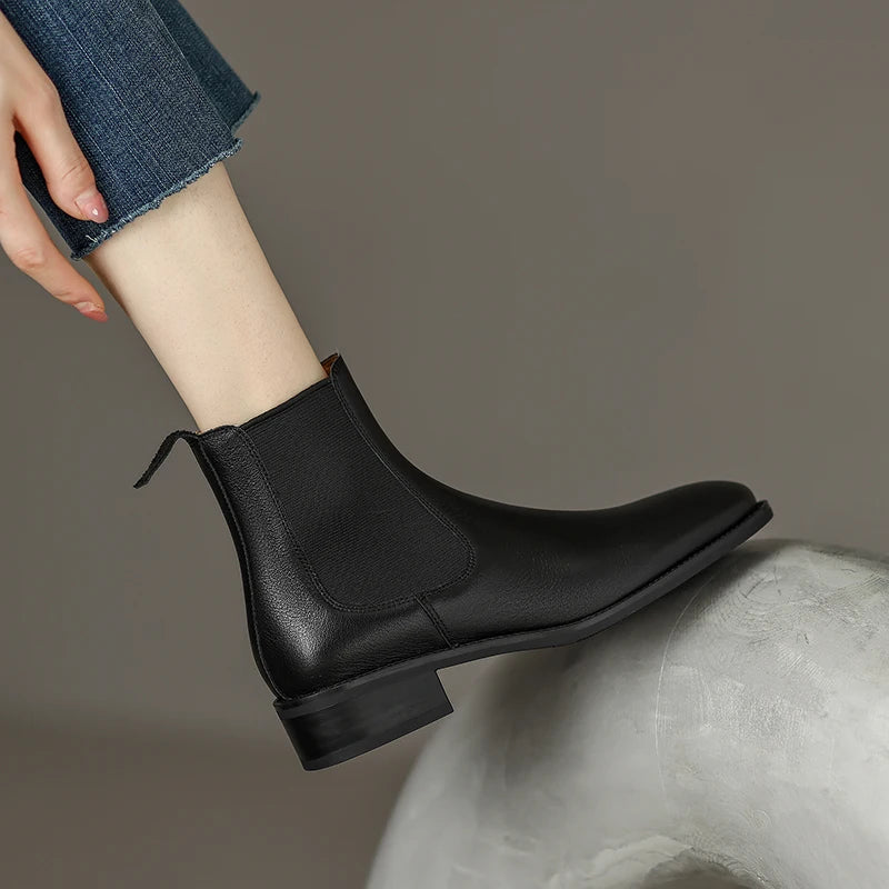 Schwarze Chelsea-Boots mit elastischem Einsatz, runder Spitze und Blockabsatz