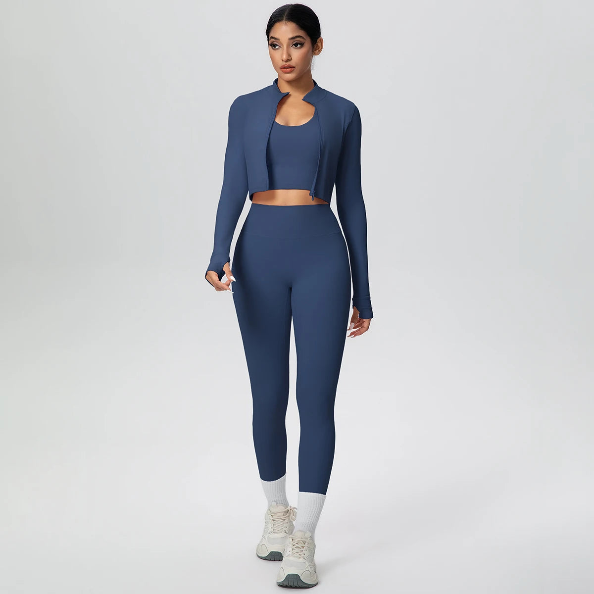 Damen-Yoga-Set in Himmelblau: Crop-Top, hochtaillierte Leggings und Langarmjacke, Frontansicht