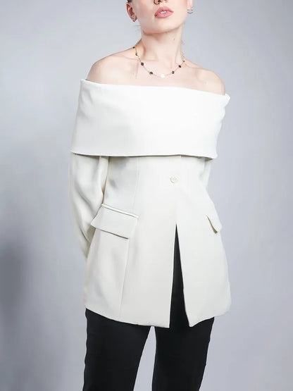 Elegantes Damen-Kleid mit Rundhalsausschnitt, kurzen Ärmeln und unregelmäßigem Patchwork-Design – figurbetont und stilvoll.