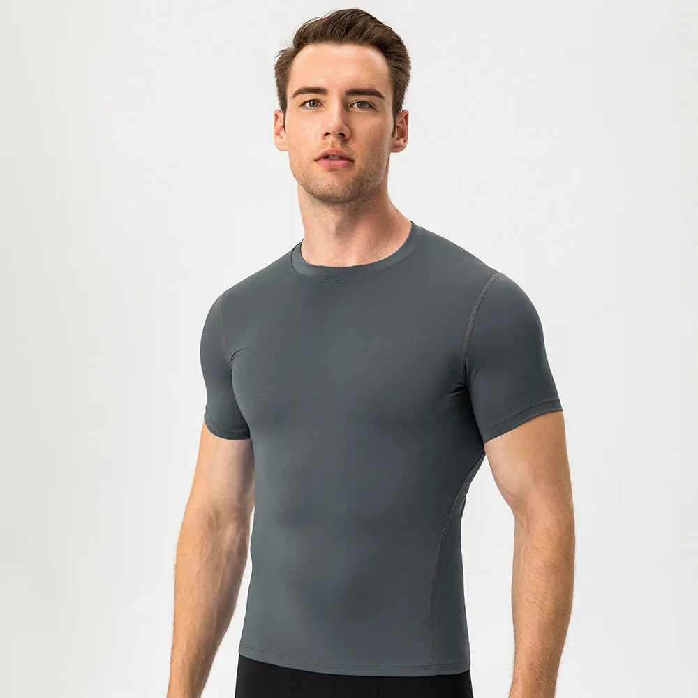 Eng anliegendes Herren-Fitness-Trainingsset mit kurzen Ärmeln – elastisch und schnelltrocknend, ideal für Sport und Laufen.