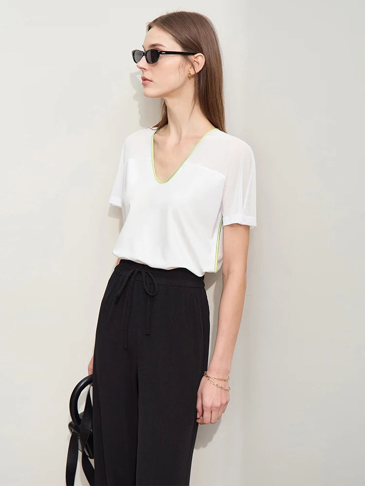 Damen T-Shirt im Minimalismus-Stil mit V-Ausschnitt und Kontrastnähten