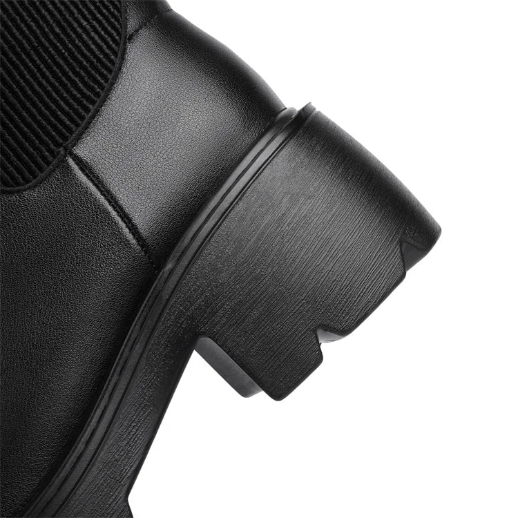 Schwarzer Stiefel mit breiter Profilsohle und strukturierter Kante am Absatz