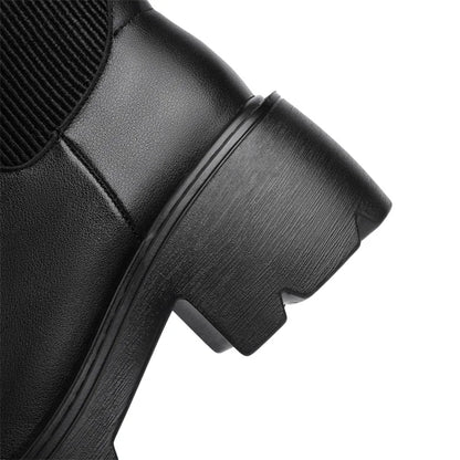 Schwarzer Stiefel mit breiter Profilsohle und strukturierter Kante am Absatz