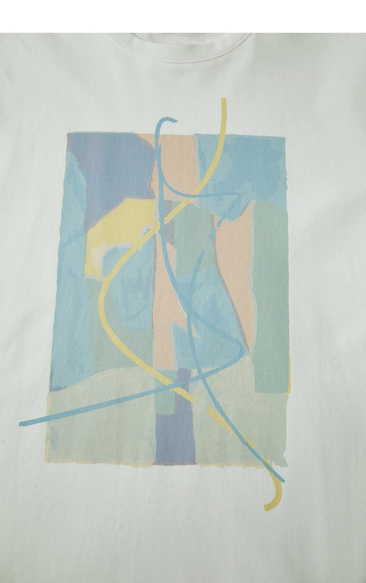 Damen T-Shirt im minimalistischen Design mit unregelmäßigem Schnitt und abstraktem Druck