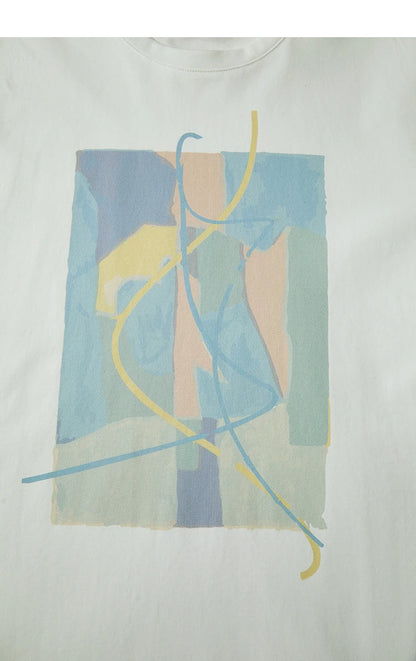 Damen T-Shirt im minimalistischen Design mit unregelmäßigem Schnitt und abstraktem Druck