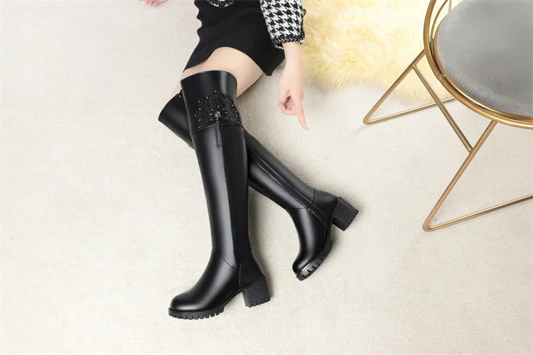 Overknee-Stiefel schwarz, Blockabsatz und Zierapplikation am Schaft