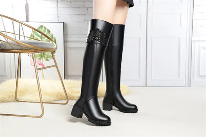 Overknee-Stiefel schwarz mit Schmuckapplikation am Schaft und stabiler Sohle