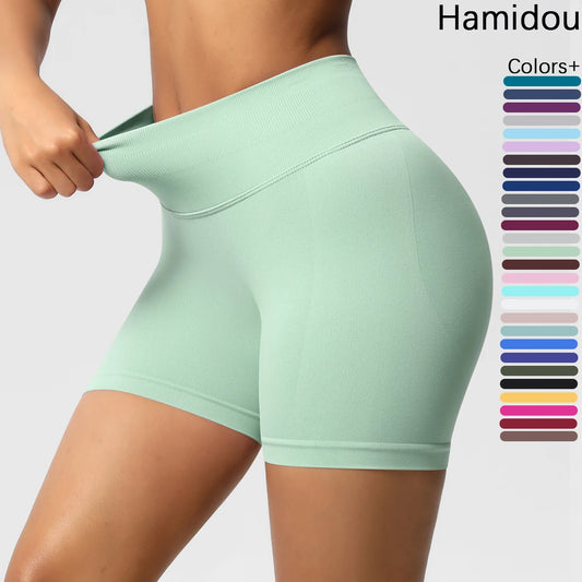 Hohe taillierte Sportshorts, hellgrün, elastisch, mit breitem Bund und Ziernähten.