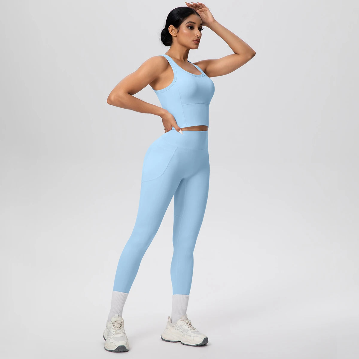 Damen-Yoga-Set in Hellblau: ärmelloses Top und High-Waist Leggings, seitliche Ansicht