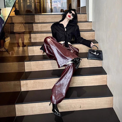 Elegantes Damen-Minikleid mit V-Ausschnitt und kurzen Ärmeln im Patchwork-Design – figurbetont und farblich abgesetzt mit Mesh-Einsätzen.
