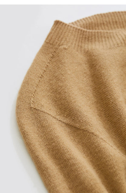 Nahaufnahme: beiges Strickgewebe am Saum eines Damenpullovers