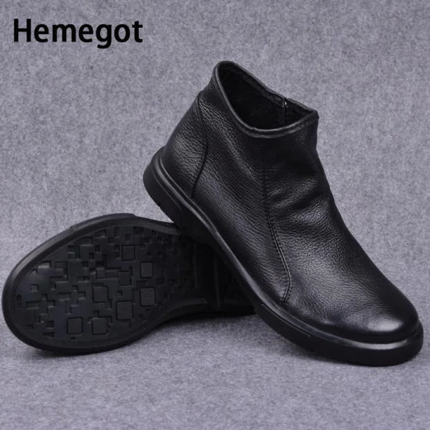 Schwarze Chelsea-Boots mit Profilsohle und seitlichem Einstieg; Blick auf Unterseite