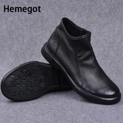 Schwarze Chelsea-Boots mit Profilsohle und seitlichem Einstieg; Blick auf Unterseite