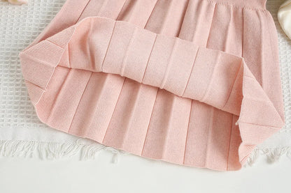 Mädchen Kleid aus gestricktem Material mit süßen gestickten Blumen und Farbblock