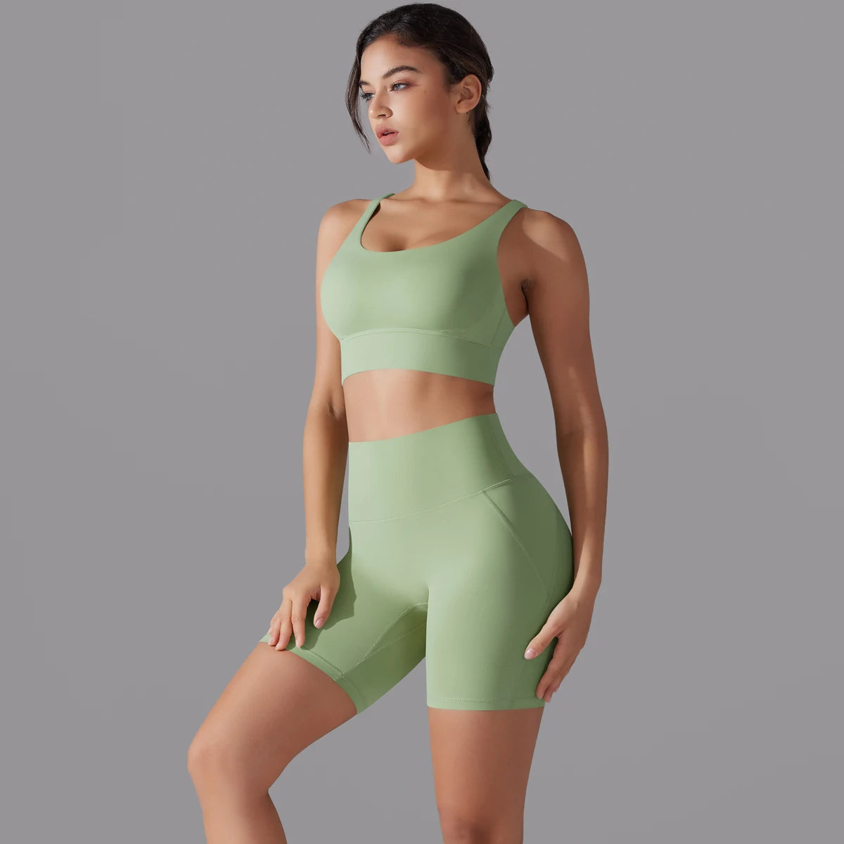 Nahtloses Fitnessset für Damen: avocado-grünes Sporttop mit kurzen Leggings