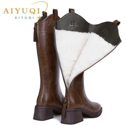 Paar lange Stiefel: braun und dunkel mit Wollfutter, Knopf-/Reißverschlussdetails, Blockabsatz