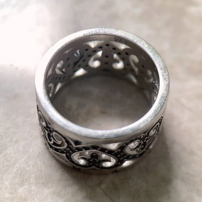 Innenansicht des Sterlingsilberrings mit dekoriertem Rand