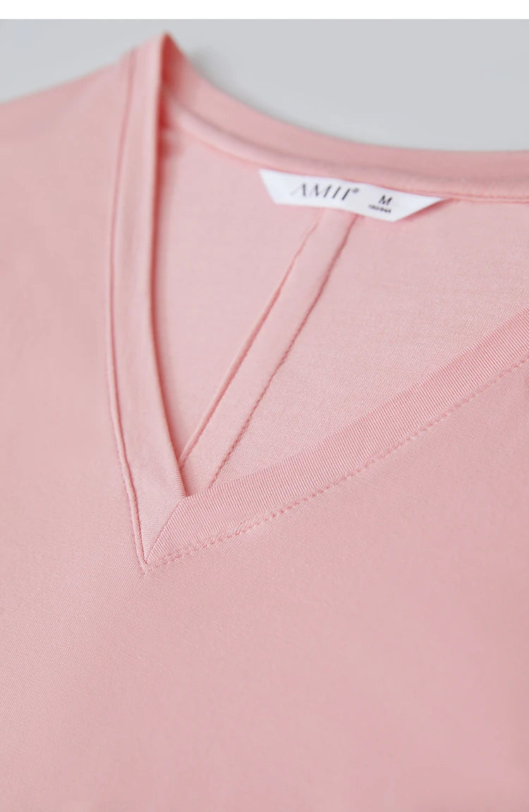 Damen T-Shirt im minimalistischen Casual-Stil mit V-Ausschnitt und kurzen Ärmeln