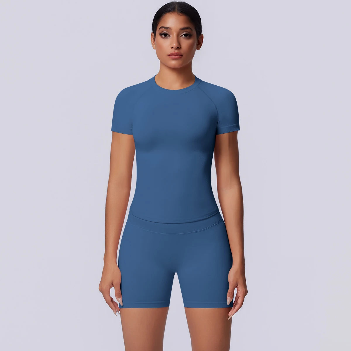 Yoga-Set für Frauen: blaues T-Shirt mit kurzen Ärmeln und passende Shorts