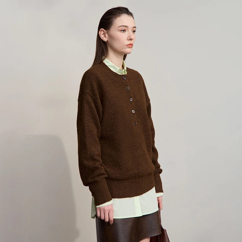 Brauner Damenpullover mit Knopfleiste und geripptem Saum