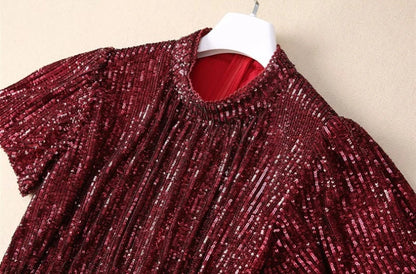 Elegantes Damenkleid mit Slash-Ausschnitt und halblangen Ärmeln – figurbetontes Design mit Perlen-Patchwork für stilvolle Anlässe