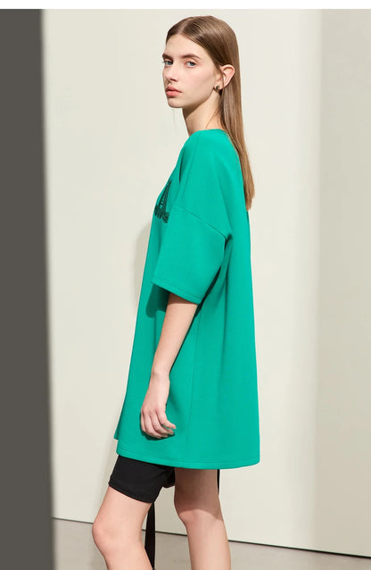 Damen Rundhals-T-Shirt im minimalistischen Stil mit lässiger Stickerei und kurzen Ärmeln